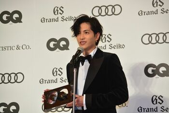 志尊淳「きつい1年だったが、当たり前のことが幸せ」有村架純、北村匠海らと“今年の顔”に選出され笑顔