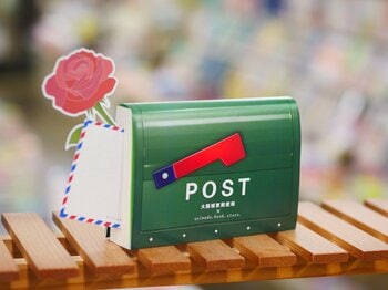 町の本屋×郵便局コラボ「ポスト風ブックカバー」登場！サン・ジョルディの日に“本に手紙を添えて贈る”新しい読書体験