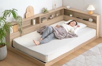 【新生活応援】側面にまで棚を備えた『L字収納付きベッド』ベッド周りに置きたいモノが「きちんと置ける」安心感を！