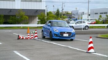 【JAF京都】公道では体験できないスラローム走行や急ブレーキをマイカーで体験