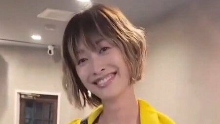 山田優 “細くてまっすぐ”な美脚際立つ姿公開！黒ミニワンピでスタイルアップ 洗練された大人の着こなしに「憧れます」「脚が長すぎ」