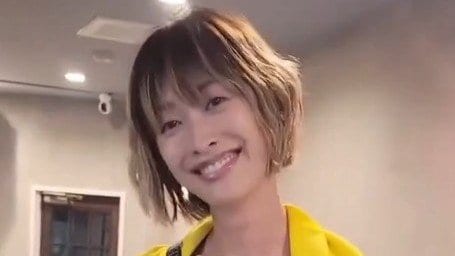 山田優 “細くてまっすぐ”な美脚際立つ姿公開！黒ミニワンピでスタイルアップ 洗練された大人の着こなしに「憧れます」「脚が長すぎ」