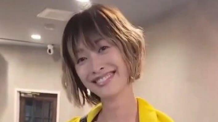 【画像4枚】「脚が長すぎ」山田優 “細くてまっすぐ”な美脚際立つ黒ミニワンピ姿を見る