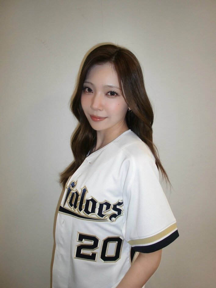 笑顔国宝級すぎる」NiziU・MAYUKA へそピきらめくユニフォーム姿を披露