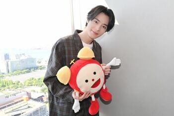 塩野瑛久「心で通じ合えていたらいいな」“推し”の川村壱馬からの無茶ぶりで『めざましテレビ』で殺陣を披露！生原稿読みは90点