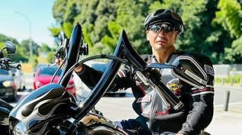 「写真集ほしすぎる！！！」魔裟斗 “愛車”ハーレーで夜の大黒PAで2ショット公開！レザーパンツ＆ブーツで脚組み男前な姿