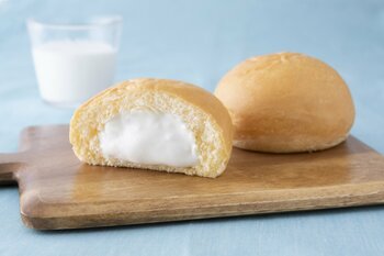 【ファミリーマート限定】通常の1.45倍サイズ！“爆盛り”で大満足「爆盛り 冷やして食べるくりーむパン ミルク」8月25日（火）より新発売
