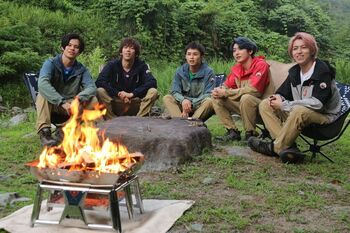超特急が焚き火を囲んで『トレタリ』反省会！タクヤは「休憩中にプロデューサーに言われたこと」を明かす