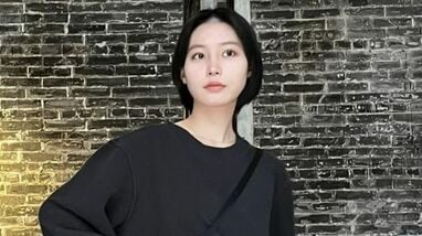 南沙良 おへそチラ見せショット公開 スタイル際立つ全身黒コーデ姿に