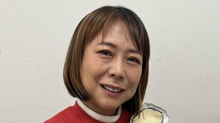 「びっくりして三度見」小室哲哉になりきった椿鬼奴にファン驚愕！優しいほほ笑みや腕組みポーズを忠実再現「普通に見間違えた」「激似！」