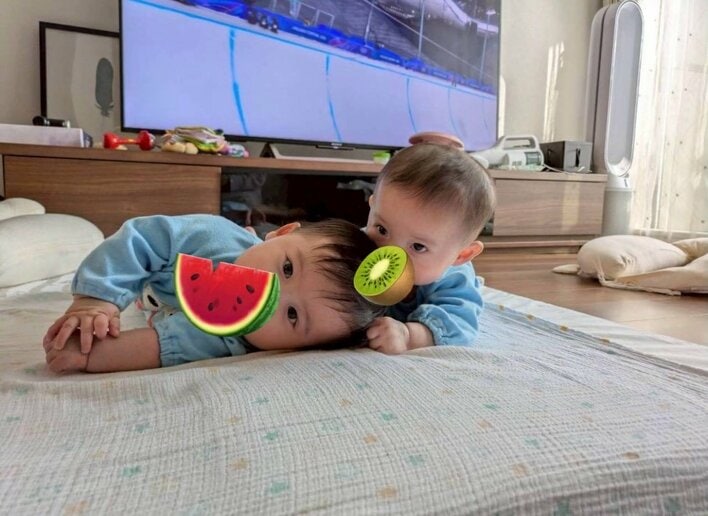 【画像】「背中だけで悶絶」中川翔子 生後4ヵ月双子の弟が兄の腕を食べちゃった予想外ショットを見る