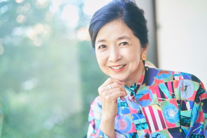 【写真】華やかなワンピース姿で笑顔を見せる宮崎美子の写真を見る