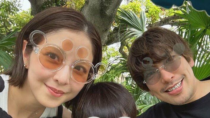 EXITりんたろー。&本郷杏奈 2歳長男を囲んだ仲睦まじい家族ショット公開！ディズニー大満喫する様子に「家族写真にほっこり」「お兄ちゃんになりましたね」
