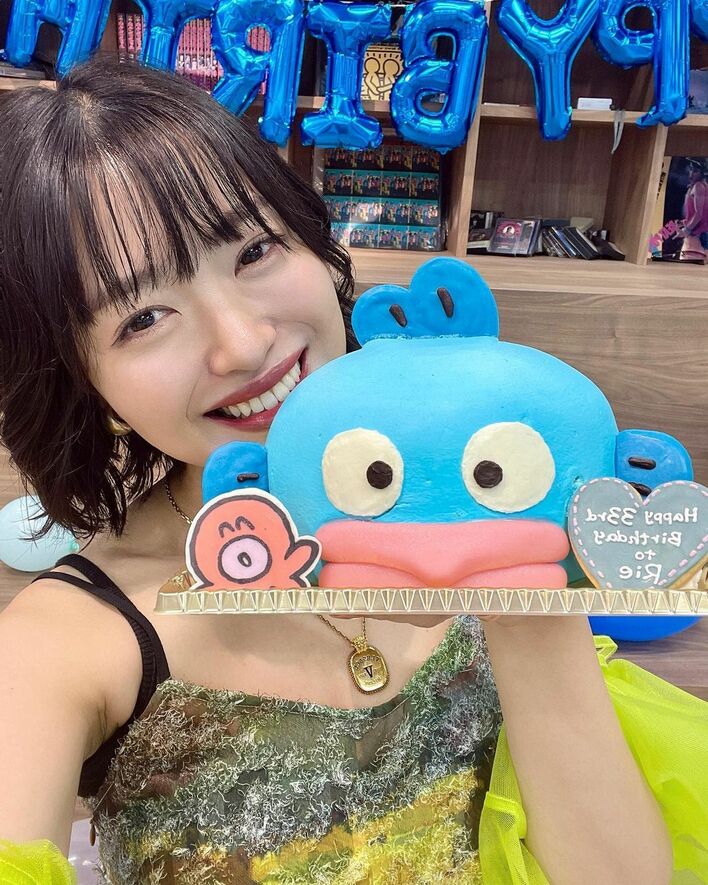 北原里英(33) ハンギョドンのバースデーケーキと2S披露 自身の生誕