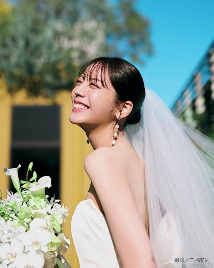 実は結婚式挙げました！」貴島明日香 “美背中”見せたウエディング