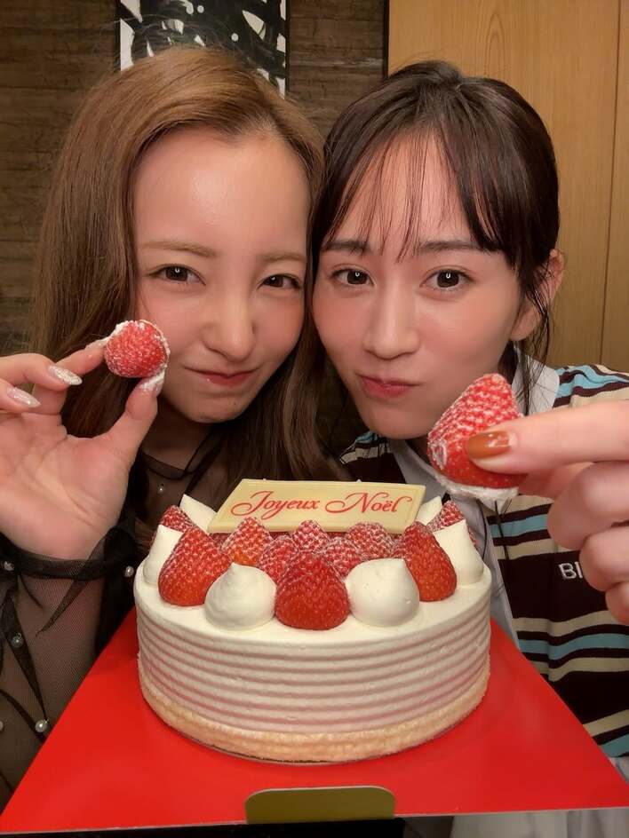 前田敦子＆板野友美「神過ぎる」2S公開！キュートなウインクや