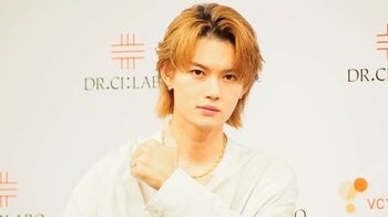 M!LK・佐野勇斗 新CMの出来栄えを「イイじゃん」ポーズで自画自賛！“滅”ポーズも披露し、カメラマンに猛アピール