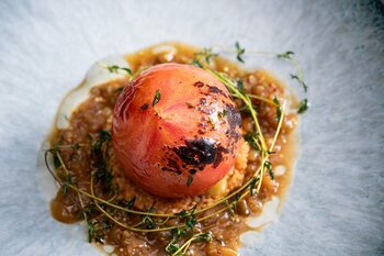 パノラマ夜景に酔いしれる夏の夜。美陵鰻のキッシュや牛肉トマトファルシーなど、心躍るディナーコースが登場！大阪エクセルホテル東急がお届けする、夏野菜と大阪産食材の夏限定メニューが7月1日より販売開始。