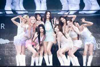 NiziU アリーナツアーファイナルで新曲『Too Bad』や西野カナカバー『Dear…』など全25曲披露！“進化”を感じるキレキレパフォーマンスで圧倒