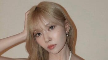 NiziU・MAYUKA 超ミニ丈×お腹見せ衣装の美スタイルに「ド肝抜かれた」とファン悶絶！笑顔＆クールな表情のショットに「煌めいて輝いてる」