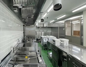 ２０２５年５月から、「肉のエサカ」出店ラッシュ。神戸岩岡、神戸元町、大阪大東市住道、大阪泉南と、半年間で４店舗出店。２０２６年３月に大阪松原市、４月には大阪あびこに出店予定！