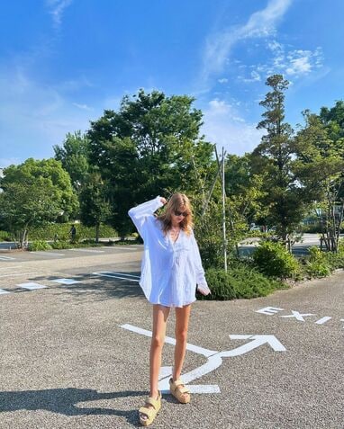 マギー着用 アイレネ ロールアップシャツ 試着のみ マギー “白シャツ1枚姿”で美脚を披露！ O脚改善の秘策とは？道のり語り