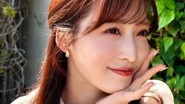 不思議な動きを…」小栗有以 “意外な乗り物”で握手会に珍登場！ミニスカ