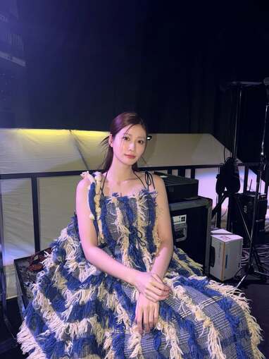 生見愛瑠 “絶対領域”見せニーハイブーツ×ミニ丈姿に「見事な脚線美」と