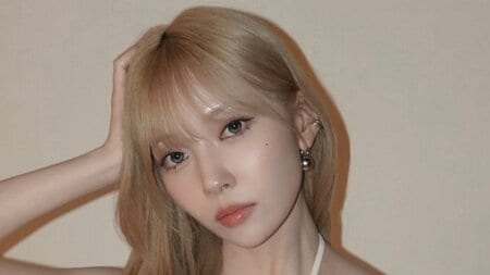 NiziU・MAYUKA 超ミニ丈×お腹見せ衣装の美スタイルに「ド肝抜かれた」とファン悶絶！笑顔＆クールな表情のショットに「煌めいて輝いてる」