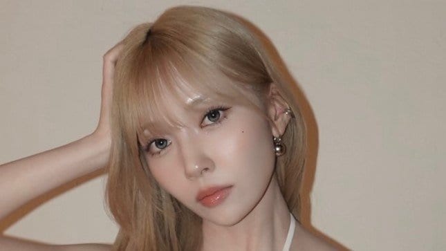 NiziU・MAYUKA 超ミニ丈×お腹見せ衣装の美スタイルに「ド肝抜かれた」とファン悶絶！笑顔＆クールな表情のショットに「煌めいて輝いてる」