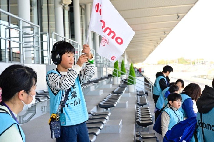 迫力あるエンジン音と緊張感ただようピットの中で“プロのモータースポーツのセカイ”を体感！「ドコモ未来フィールド」の特別プログラムを開催