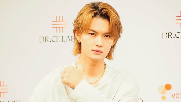 M!LK・佐野勇斗 新CMの出来栄えを「イイじゃん」ポーズで自画自賛！“滅”ポーズも披露し、カメラマンに猛アピール