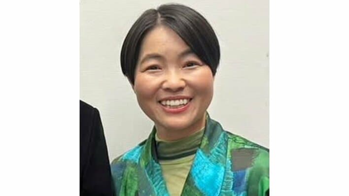 「実は同じ事務所」イモトアヤコ “イケメン俳優”との意外な2ショット公開！互いにピースして寄り添う姿に「大好きと大好きが一緒に写ってて感激」