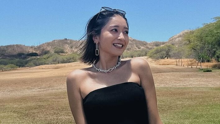 みちょぱ in ハワイ「これぞ夏女」肩出し＆筋肉のぞかせる美背中姿！開放感あふれる爆イケショット連発に「夏の日差しがめっちゃ似合う」
