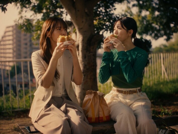 【マクドナルド】櫻坂46・中嶋優月&村山美羽が公園で遊ぶ新映像を公開 『青いベンチ』で平成時代の心をわしづかみ「すごくエモい」