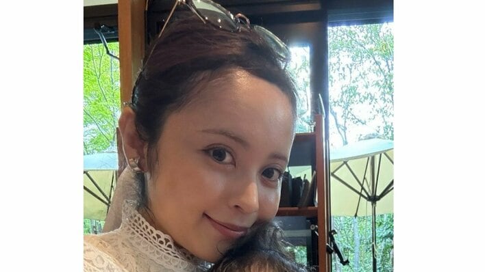 久慈暁子 夫・渡邊雄太＆生後6ヵ月長女を祝福！“運命的”な誕生日で親子“リンクコーデ”のほほ笑ましい姿に「幸せですね」「なかなかある事ではない」