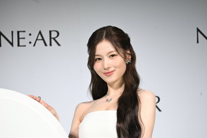 TWICE・サナ タイトなミニ丈の白ドレスで美脚を披露！最近は“イチゴ