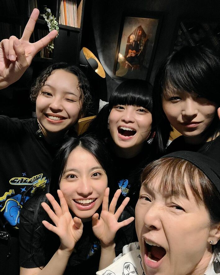 桃井かおり(73)「ドゥワイスキです！」新しい学校のリーダーズのLA公演