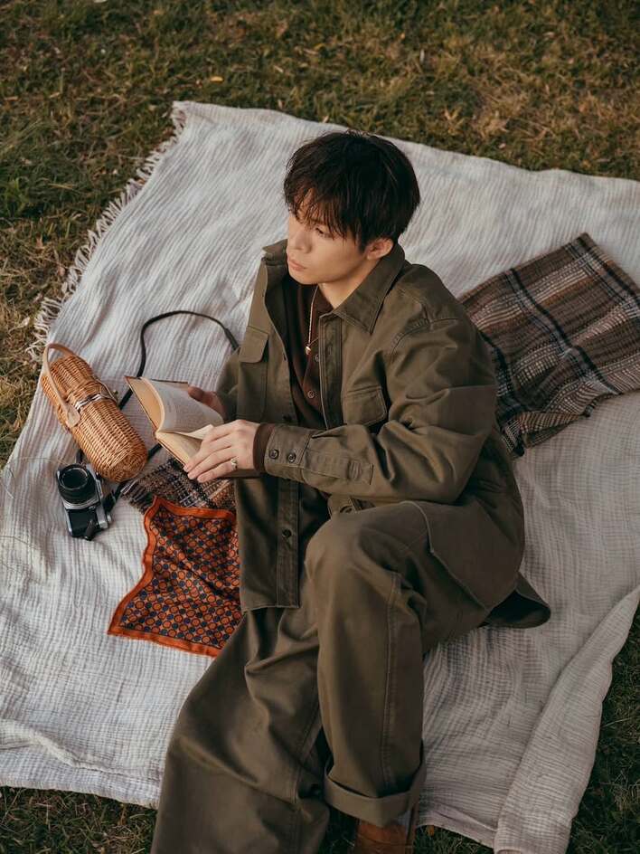 岸優太 モデル撮影のオフショット大連発！真剣な表情から飾らない笑顔