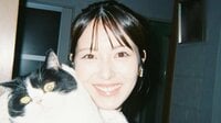 浜辺美波 顔はめパネルではしゃぐ自然体な姿を公開！高尾山で大自然を満喫する様子や愛猫ジローとのドタバタな日常など近況を報告