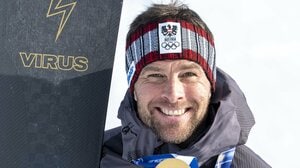 「雪山で上裸…」信じられない勝利の“喜び爆発”姿が話題！極寒で全身ダイブした金メダリストに「初めて見たw」【ミラノ・コルティナ五輪】