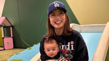 井戸田潤の妻・蜂谷晏海 “べビバーグ”のおもちゃ遊びの様子を大公開 「可愛すぎてずっと見てられる」「癒されます」の声も