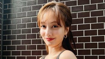 谷まりあ 口紅を塗る色っぽショットを公開！デコルテ際立つ黒コーデでほほ笑む姿に「仕草がたまらない！」とファン悶絶