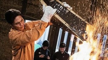 「前世は武士？」市原隼人 憧れの出雲で“たたら製鉄”＆日本刀を握る凜々しい姿にファン歓喜「すごい迫力！」「腕の筋肉…」