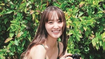 元櫻坂46 菅井友香 まばゆいビキニ姿から無防備な寝起きランジェリーショット解禁　写真集『たびすがい』先行カットを公開