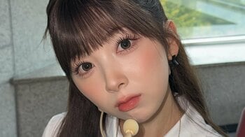 NiziU・MIIHI “クマちゃんヘア”の満開笑顔ショットに悶絶！上目遣いやウインクなど多彩な表情披露「惚れてまうやろ」「アングルが神すぎ」