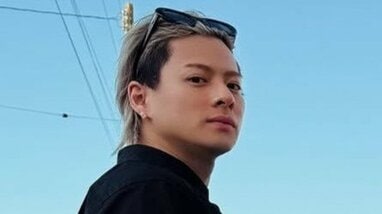 平野紫耀 銀髪×デコだし×ブラックコーデの彼氏感あふれる“デート風