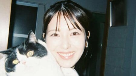 浜辺美波 顔はめパネルではしゃぐ自然体な姿を公開！高尾山で大自然を満喫する様子や愛猫ジローとのドタバタな日常など近況を報告