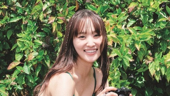 元櫻坂46 菅井友香 まばゆいビキニ姿から無防備な寝起きランジェリーショット解禁　写真集『たびすがい』先行カットを公開