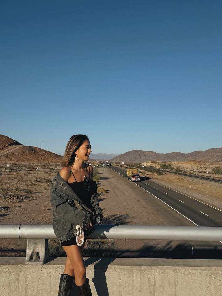 【画像8枚】みちょぱ 美スタイル際立つショットで27歳誕生日報告!笑顔からクールなポージングを見る